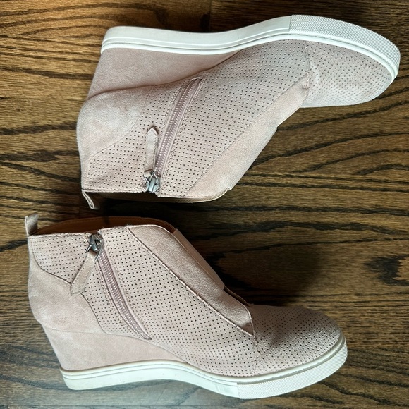 Linea Paolo - Anna Perforated Wedge Sneakers - Blush color size 8.5 - Picture 4 of 5